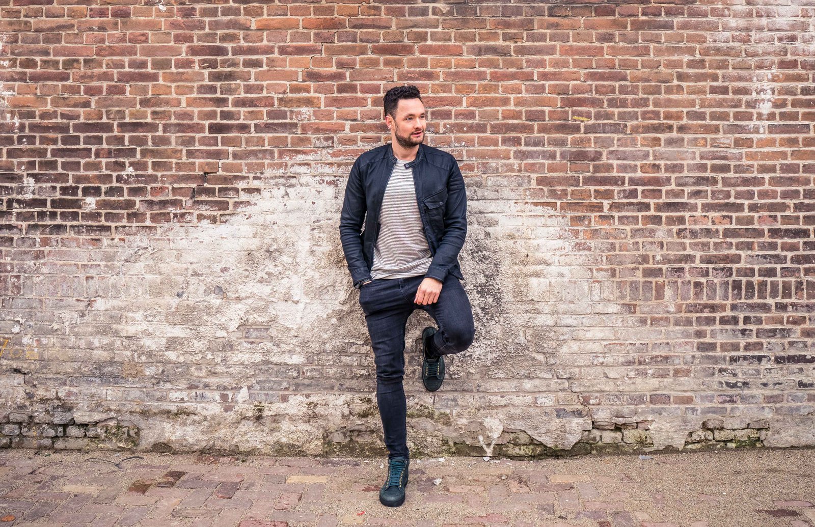 Roulsen, portrait against a brick wall